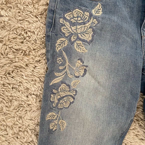 Express Mid Rise Floral Embroidery Jean Legging - Picture 10 of 11
